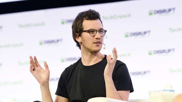 Henrique Dubugras phát biểu tại TechCrunch Disrupt San Francisco 2019. Ảnh: Steve Jennings.