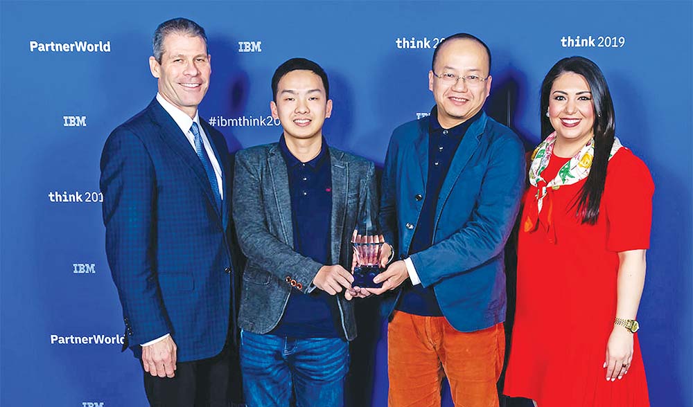 Hai đồng sáng lập tMonitor Hải Nam và Trần Nghĩa (ở giữa) tại Cuộc thi IBM Watson Build 2018
