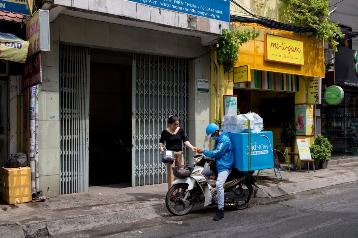 Một nhân viên giao hàng của Tiki tại TP HCM. Ảnh: Yến Dương/Bloomberg.