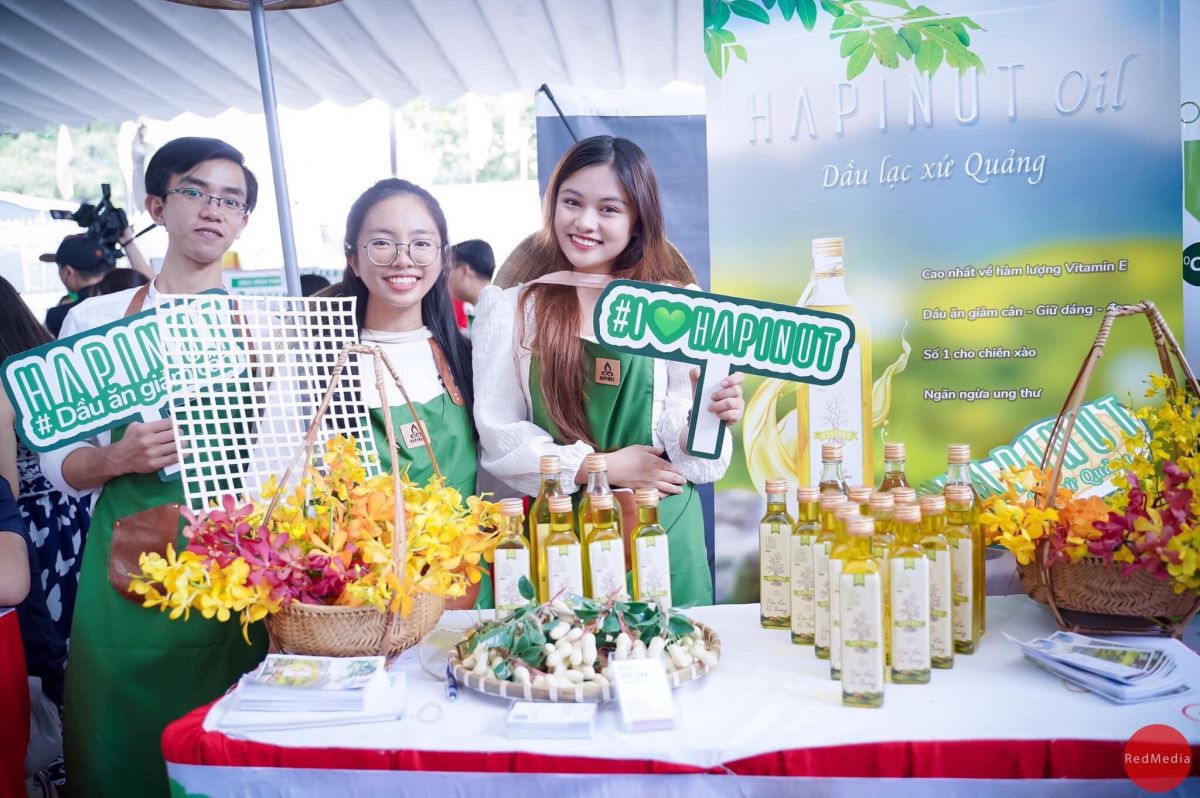 Kiều Bảo Hân (người đầu tiên bên phải sang)