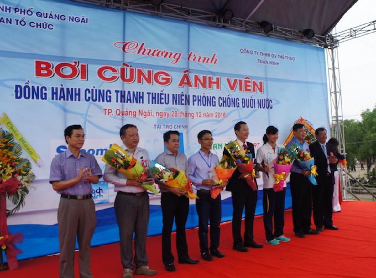 nh Viên về nước phát động phong trào dạy và học bơi cho trẻ em trên địa bàn tỉnh Quảng Ngãi tại trung tâm của anh Tuấn năm 2016.