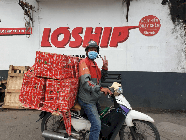 Một tài xế của Loship trên đường giao hàng giữa đại dịch. (Ảnh: e27)