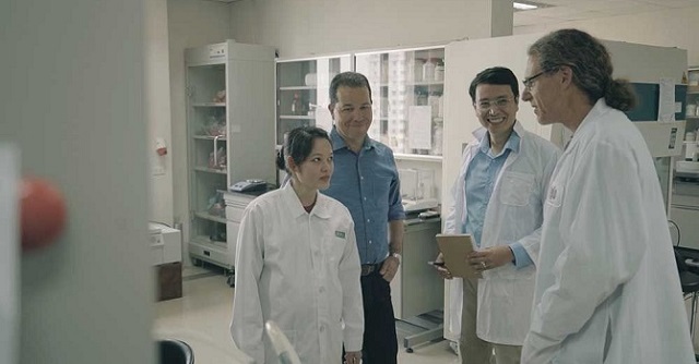 Sáng lập Genetica Cao Anh Tuấn (thứ 2 từ phải qua) cùng đội ngũ chuyên gia. Ảnh: Genetica.