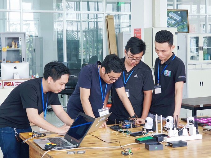 Lê Yên Thanh làm việc cùng đội ngũ trong giai đoạn chưa giãn cách xã hội. Ảnh: Nhân vật cung cấp.