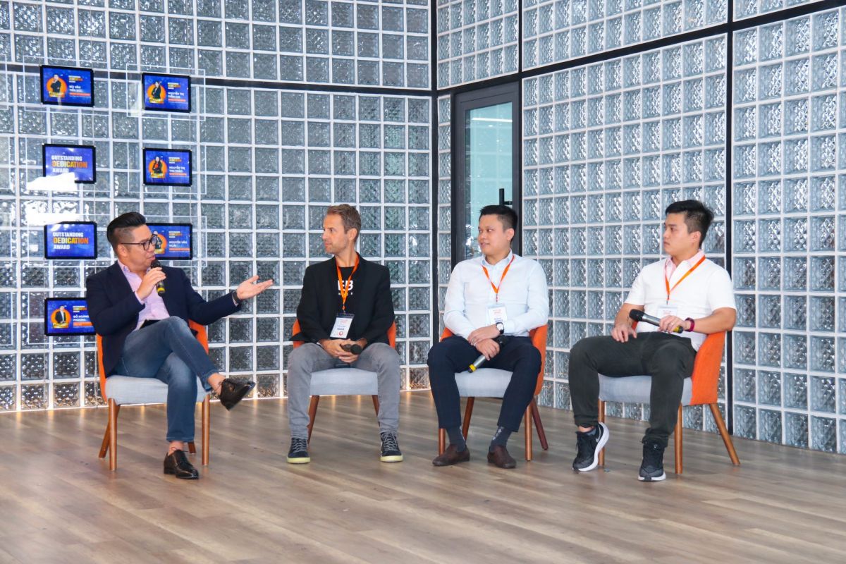 Ông John Lê - CEO Propzy (trái) cùng các chuyên gia trong cộng đồng khởi nghiệp. Ảnh: Propzy.