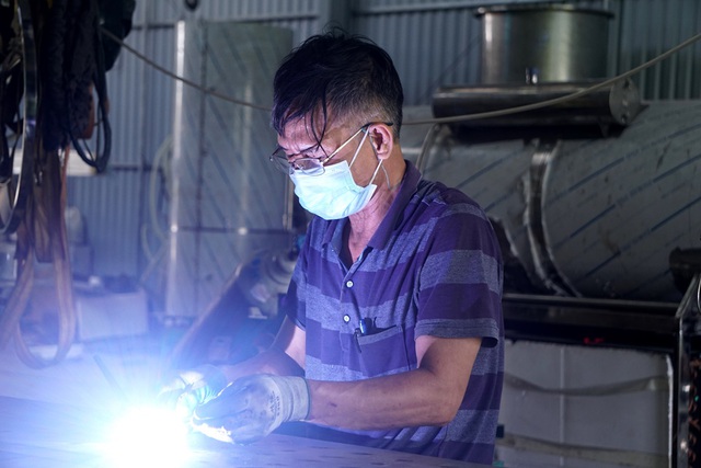 Để giúp con trai thực hiện đam mê, ông Nguyễn Văn Quyền (bố đẻ anh Tư) đã ngày đêm cùng con nghiên cứu máy sấy thăng hoa