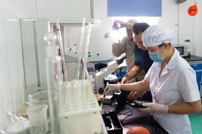 Chị Nguyễn Thị Kim Anh đầu tư chế biến chuyên sâu, áp dụng công nghệ cao như Vibao, ép lạnh… để sản xuất các sản phẩm từ gấc