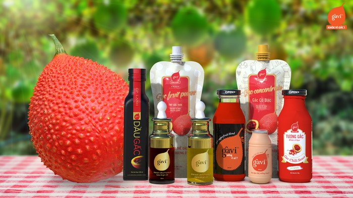 Kỷ niệm có lẽ mình không bao giờ quên trong hành trình khởi nghiệp của mình, đó là lần mang sản phẩm sang Hàn Quốc giới thiệu, chị Kim Anh chia sẻ. Đối tác chân thành góp ý: "Các bạn là người Việt Nam mà các bạn còn không biết sử dụng, hay ứng dụng quả gấc như thế nào thì làm sao người Hàn quốc làm được? Nếu gấc tốt như vậy thì sao không có nhiều sản phẩm bày bán ở Việt Nam? Từ những câu hỏi đó, chị đã nảy ra ý tưởng đầu tư phát triển các sản phẩm chuyên sâu từ gấc như sữa gấc lên men, tương gấc…  Moocos cũng là công ty Việt Nam đầu tiên có những sản phẩm chế biến chuyên sâu, áp dụng công nghệ cao như Vibao, ép lạnh… để giữ trọn vẹn được hàm lượng dưỡng chất trong trái gấc, làm ra những sản phẩm tốt cho sức khỏe. Các sản phẩm gấc mang tên gọi Gavi của công ty đã đạt chứng nhận ISO 22 0000 từ năm 2014; đạt chứng nhận hữu cơ chuẩn EU và USDA năm 2019- 2020 và đạt chứng nhận OCOP 4 sao năm 2020.  Không chỉ đáp ứng được nhu cầu của thị trường trong nước, các sản phẩm chuyên sâu từ gấc của công ty đã bước đầu được thị trường quốc tế đón nhận. Chị Kim Anh cho biết, bản thân chị cũng thường xuyên tham gia các hoạt động xúc tiến thương mại quốc tế, các hội chợ quốc tế diễn ra thường niên tại Trung Quốc, Nhật Bản, Hàn Quốc, Đức, Pháp, Mỹ, Thái Lan… để học hỏi kinh nghiệm và quảng bá sản phẩm.  "Vượt bão" Covid-19, đưa trái gấc vươn xa  Như nhiều doanh nghiệp khác, hơn một năm qua, công ty của chị Kim Anh cũng chịu ảnh hưởng nghiệm trọng do dịch Covid-19 gây ra. Doanh thu giảm 50% do hàng hóa bán ra nước ngoài bị gián đoạn. Thêm vào đó là những khó khăn do phân phối, makerting, truyền thông… Nhưng để "vượt bão", không còn con đường nào khác là phải lao vào "tâm bão".   Tôi rất tâm đắc câu nói của Winston S. Churchill: “ Thành công không phải là cuối cùng, thất bại không phải là chết người. Lòng can đảm đi tiếp mới quan trọng. Đó là sự can đảm để tôi tiếp tục” - Chị Nguyễn Thị Kim Anh, Giám đốc Công ty TNHH Moocos Việt Nam  Chị Kim Anh chia sẻ một số bí quyết vượt qua khó khăn mùa dịch, đó là cơ cấu loại tổ chức doanh nghiệp, cắt giảm, tiết kiệm nhất có thể. Đồng thời, thực hiện sống chung với dịch, chuyển hướng vào thị trường trong nước. 