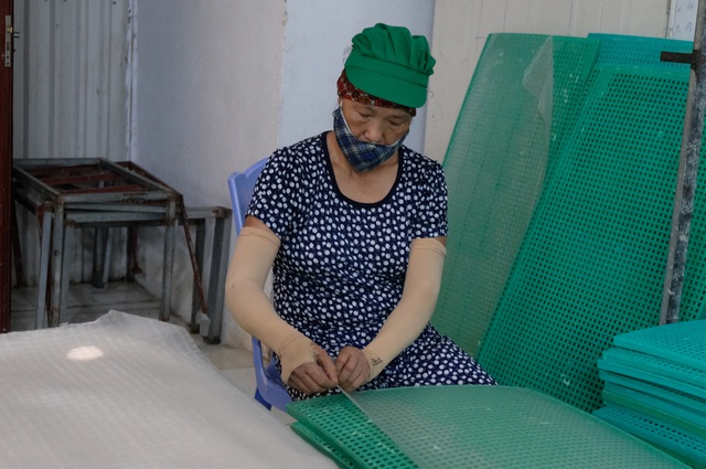 Bà Nguyễn Thị Hải 60 tuổi vẫn được làm việc trong xưởng với mức thu nhập 7-8 triệu đồng/tháng.