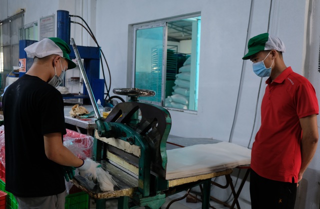 Bánh đa nem là mặt hàng truyền thống nhưng một số khâu vẫn kết hợp khoa học kỹ thuật.