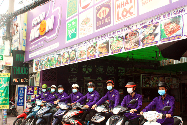 Đội ngũ nhân sự phục vụ tại chỗ kiêm shipper của Food Ngon.