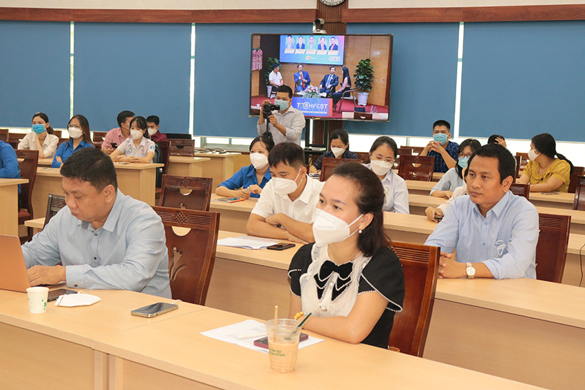 Các bạn sinh viên, thanh niên và doanh nghiệp khởi nghiệp tham gia trao đổi cùng các chuyên gia