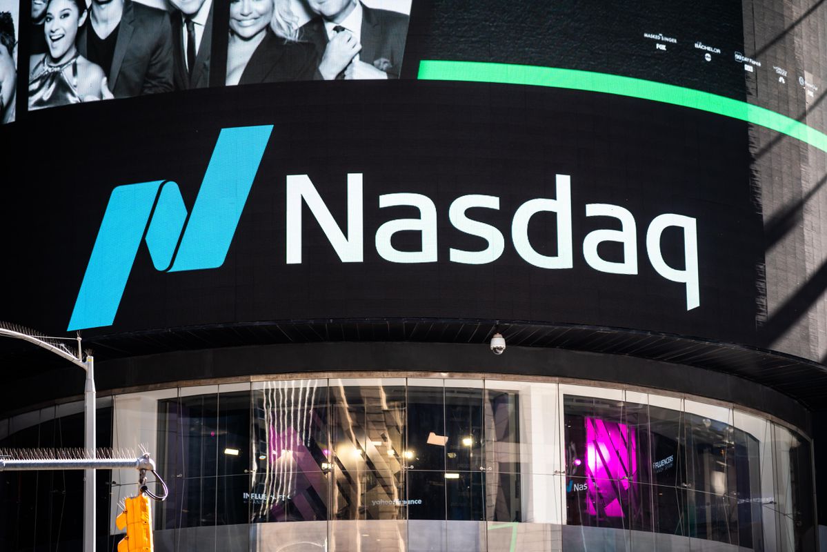 NASDAQ, là một sàn giao dịch chứng khoán Hoa Kỳ. Đây là sàn giao dịch điện tử lớn thứ hai tại Hoa Kỳ hiện nay, chỉ sau NYSE.